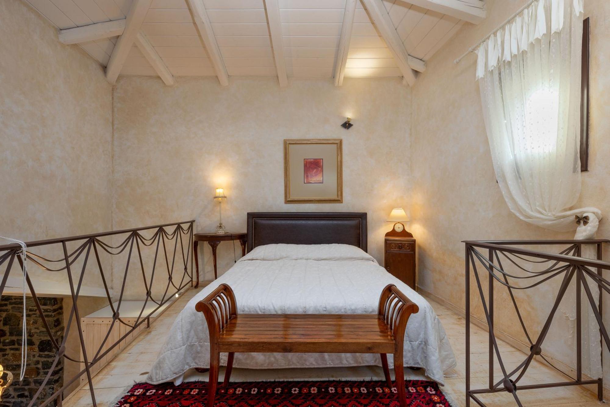 Ostra Menalon Luxury Suites Kardaras Bilik gambar