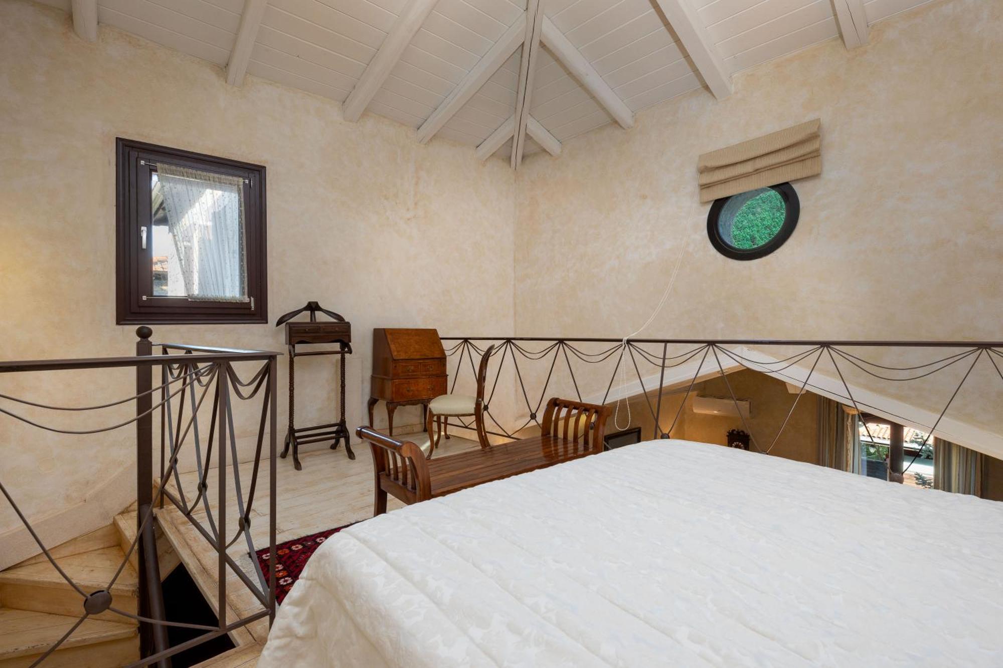 Ostra Menalon Luxury Suites Kardaras Bilik gambar
